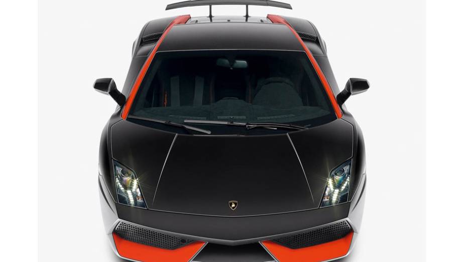 Sua relação peso-potência é de apenas 2,35 kg/cv | <a href="https://preprod.quatrorodas.abril.com.br/saloes/paris/2012/lamborghini-gallardo-lp-570-4-edizione-tecnica-703486.shtml" rel="migration">Leia mais</a>