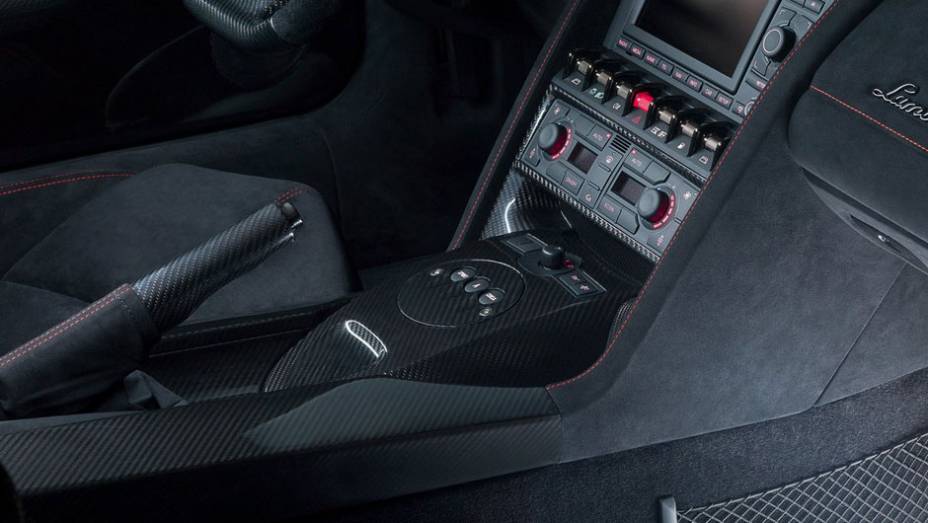 Revestimento com materiais de luxo chama a atenção no interior do modelo | <a href="https://preprod.quatrorodas.abril.com.br/saloes/paris/2012/lamborghini-gallardo-lp-570-4-edizione-tecnica-703486.shtml" rel="migration">Leia mais</a>