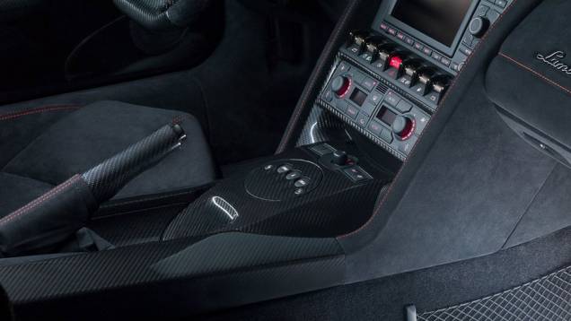 Revestimento com materiais de luxo chama a atenção no interior do modelo | <a href="https://preprod.quatrorodas.abril.com.br/saloes/paris/2012/lamborghini-gallardo-lp-570-4-edizione-tecnica-703486.shtml" rel="migration">Leia mais</a> Revestimento com materiais de luxo chama a atenção no interior do modelo | <a href="https://preprod.quatrorodas.abril.com.br/saloes/paris/2012/lamborghini-gallardo-lp-570-4-edizione-tecnica-703486.shtml" rel="migration">Leia mais</a>
