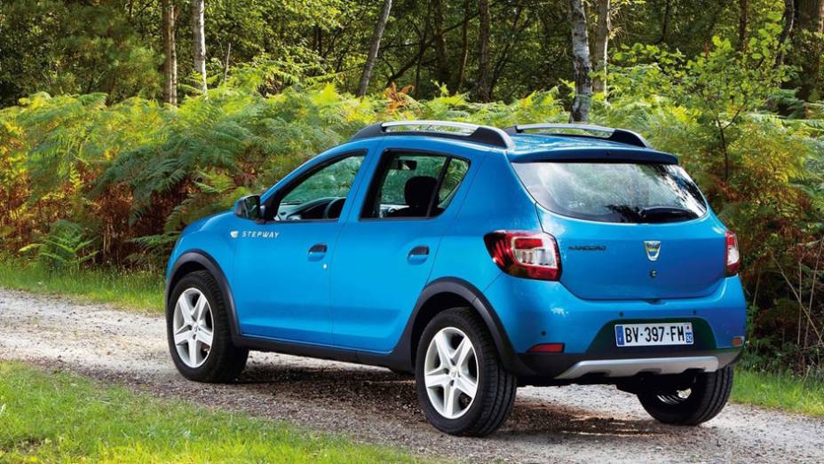 A suspensão está mais alta, enquanto as rodas são de 16 polegadas | <a href="https://preprod.quatrorodas.abril.com.br/saloes/paris/2012/sandero-stepway-703501.shtml" rel="migration">Leia mais</a>