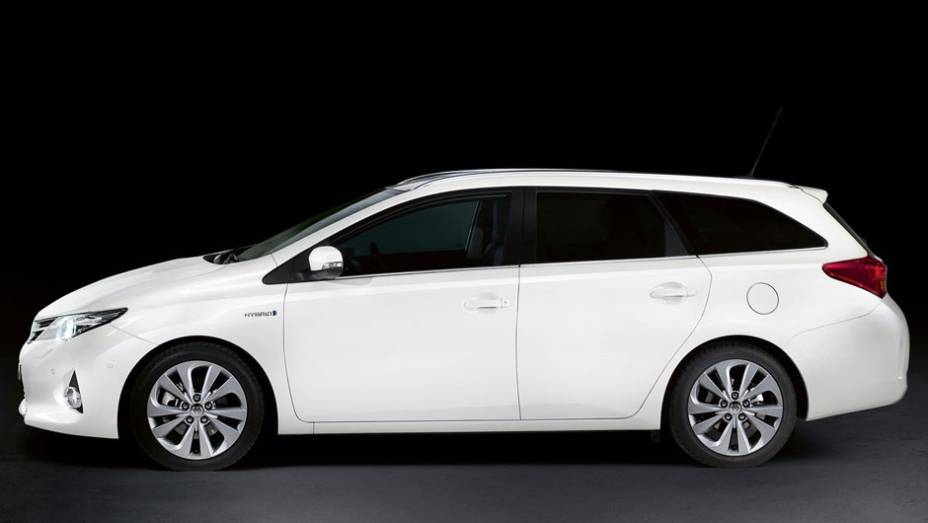 A perua tem 28 cm de comprimento a mais do que o Auris hatch | <a href="https://preprod.quatrorodas.abril.com.br/saloes/paris/2012/toyota-auris-tourer-703459.shtml" rel="migration">Leia mais</a>