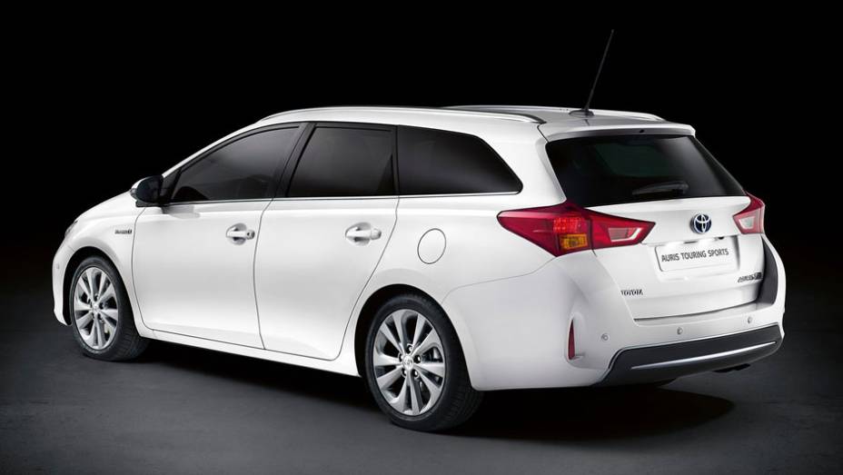 Outra diferença está no para-choque traseiro | <a href="https://preprod.quatrorodas.abril.com.br/saloes/paris/2012/toyota-auris-tourer-703459.shtml" rel="migration">Leia mais</a>