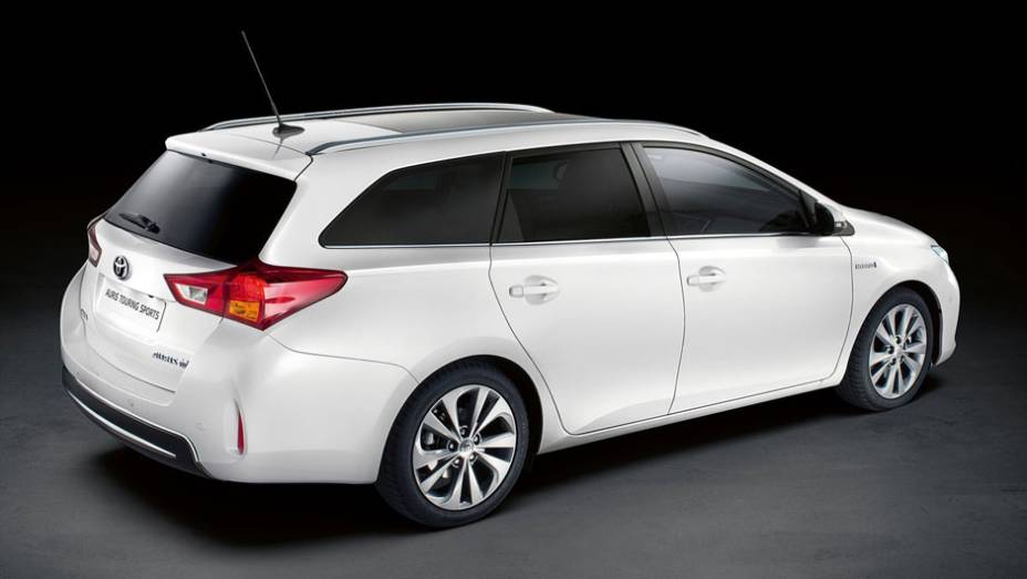 No Auris Tourer, ele é 8 centímetros mais baixo do que no hatch | <a href="https://preprod.quatrorodas.abril.com.br/saloes/paris/2012/toyota-auris-tourer-703459.shtml" rel="migration">Leia mais</a>