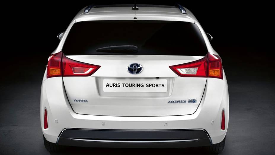 O Auris Touring Sports será o primeiro carro do segmento a contar com motorização híbrida | <a href="%20https://preprod.quatrorodas.abril.com.br/saloes/paris/2012/toyota-auris-tourer-703459.shtml" rel="migration">Leia mais</a>