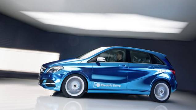 A potência é gerada por um motor elétrico de 134 cv, cuja capacidade de aceleração de 0 a 100 km/h se dá em menos de dez segundos | <a href="https://preprod.quatrorodas.abril.com.br/saloes/paris/2012/classe-b-electric-drive-concept-702586.shtml" rel="migration">Leia mais</a> A potência é gerada por um motor elétrico de 134 cv, cuja capacidade de aceleração de 0 a 100 km/h se dá em menos de dez segundos | <a href="https://preprod.quatrorodas.abril.com.br/saloes/paris/2012/classe-b-electric-drive-concept-702586.shtml" rel="migration">Leia mais</a>