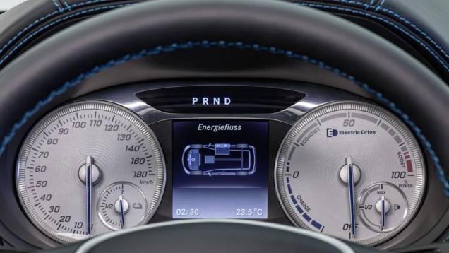 Com uma carga completa, a autonomia do carro é de até 200 km | <a href="https://preprod.quatrorodas.abril.com.br/saloes/paris/2012/classe-b-electric-drive-concept-702586.shtml" rel="migration">Leia mais</a> Com uma carga completa, a autonomia do carro é de até 200 km | <a href="https://preprod.quatrorodas.abril.com.br/saloes/paris/2012/classe-b-electric-drive-concept-702586.shtml" rel="migration">Leia mais</a>