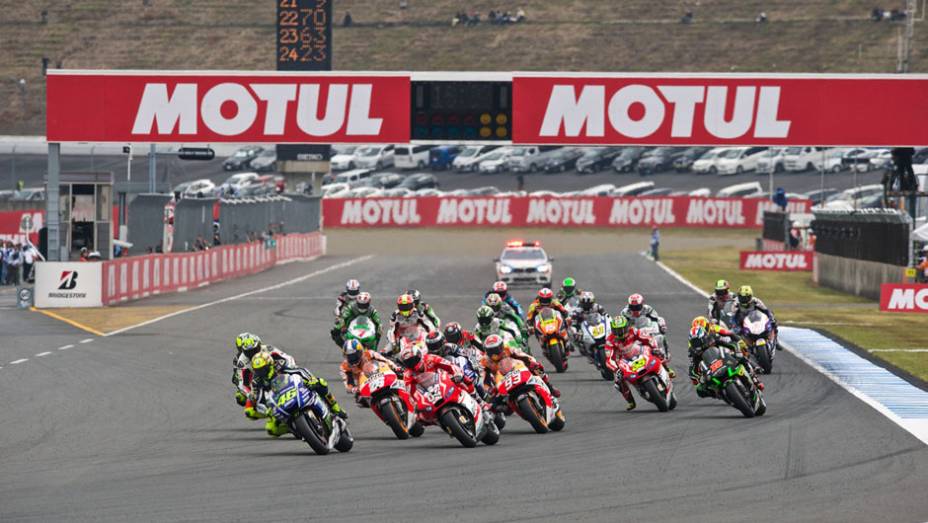 Momento da largada do GP do Japão. | <a href="https://preprod.quatrorodas.abril.com.br/moto/noticias/ultrapassagem-final-bicampeonato-marc-marquez-805642.shtml" rel="migration">Leia mais</a>