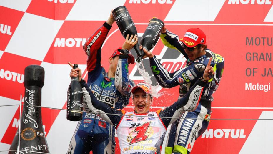 Muita comemoração no pódio. | <a href="https://preprod.quatrorodas.abril.com.br/moto/noticias/ultrapassagem-final-bicampeonato-marc-marquez-805642.shtml" rel="migration">Leia mais</a>