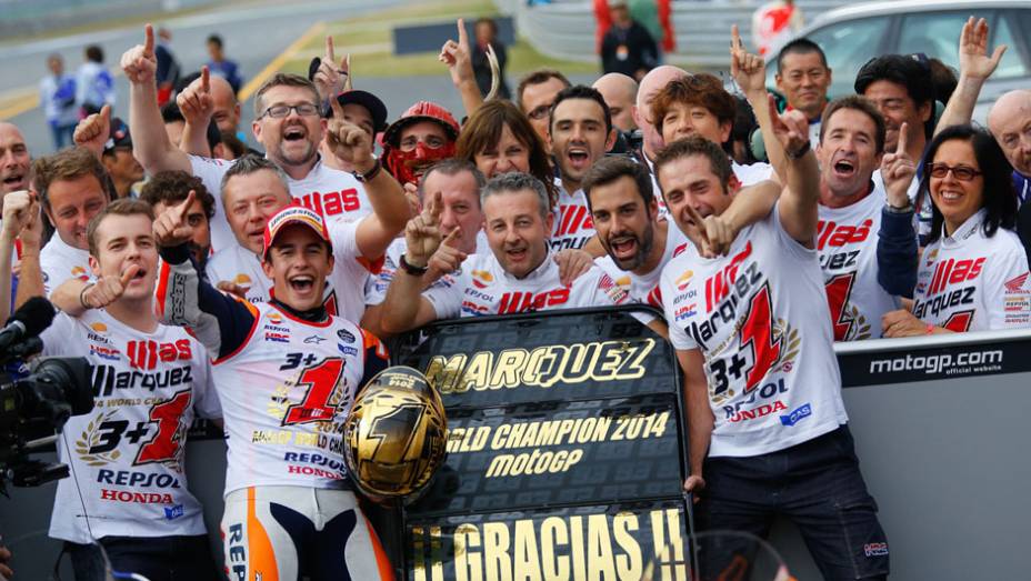 Márquez terminou em segundo e foi bicampeão. | <a href="https://preprod.quatrorodas.abril.com.br/moto/noticias/ultrapassagem-final-bicampeonato-marc-marquez-805642.shtml" rel="migration">Leia mais</a>