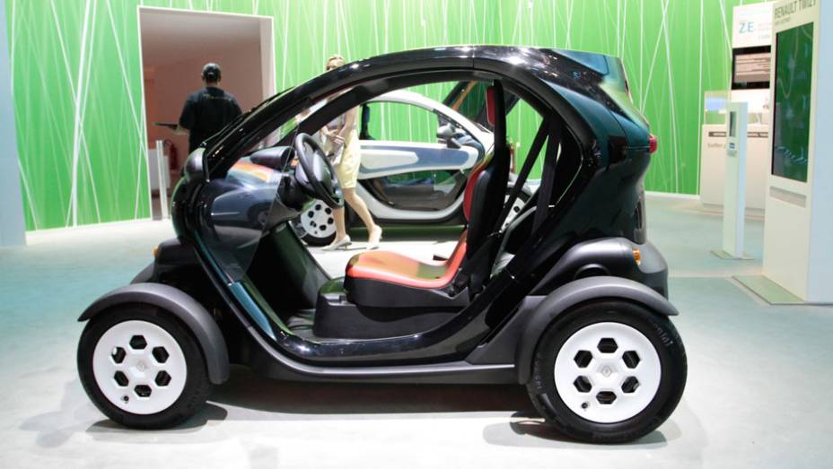 Na Europa o Twizy custa cerca de 18 200 reais, mais uma taxa mensal de 130 reais pelo aluguel de baterias <a href="https://preprod.quatrorodas.abril.com.br/salao-do-automovel/2012/carros/twizy-703944.shtml" rel="migration">Leia mais</a>