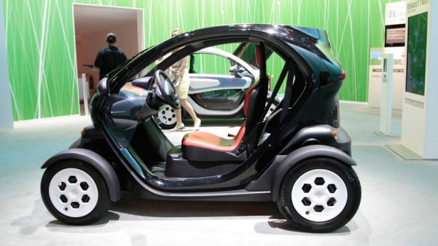 Na Europa o Twizy custa cerca de 18 200 reais, mais uma taxa mensal de 130 reais pelo aluguel de baterias <a href="https://preprod.quatrorodas.abril.com.br/salao-do-automovel/2012/carros/twizy-703944.shtml" rel="migration">Leia mais</a> Na Europa o Twizy custa cerca de 18 200 reais, mais uma taxa mensal de 130 reais pelo aluguel de baterias <a href="https://preprod.quatrorodas.abril.com.br/salao-do-automovel/2012/carros/twizy-703944.shtml" rel="migration">Leia mais</a>