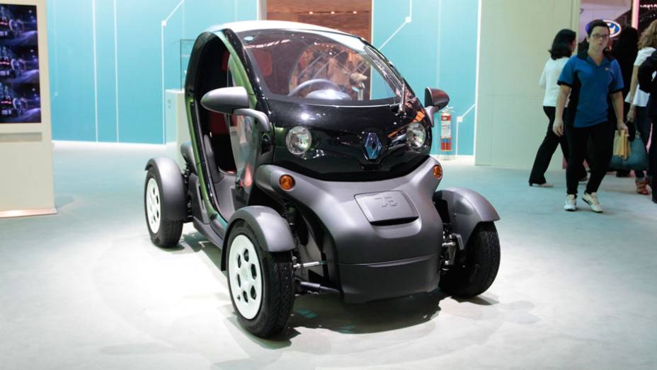 A Renault posiciona o Twizy como um segundo carro ideal para um morador de área urbana <a href="https://preprod.quatrorodas.abril.com.br/salao-do-automovel/2012/carros/twizy-703944.shtml" rel="migration">Leia mais</a>