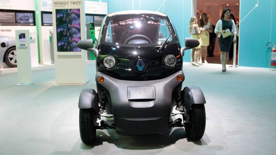 O Twizy tem autonomia para rodar até 100 km <a href="https://preprod.quatrorodas.abril.com.br/salao-do-automovel/2012/carros/twizy-703944.shtml" rel="migration">Leia mais</a>