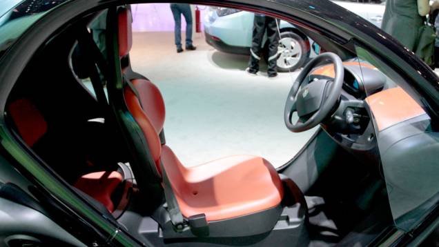 O Twizy alcança uma velocidade máxima de 80 km/h <a href="https://preprod.quatrorodas.abril.com.br/salao-do-automovel/2012/carros/twizy-703944.shtml" rel="migration">Leia mais</a> O Twizy alcança uma velocidade máxima de 80 km/h <a href="https://preprod.quatrorodas.abril.com.br/salao-do-automovel/2012/carros/twizy-703944.shtml" rel="migration">Leia mais</a>