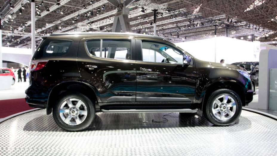 Comercializada apenas na vers&atilde;o topo de linha (LTZ), a novidade chega com motor 2.8 turbodiesel ou 3.6 V6 a gasolina | <a href="https://preprod.quatrorodas.abril.com.br/salao-do-automovel/2012/carros/s10-grand-blazer-704027.shtml" rel="migration">Leia mais</a>