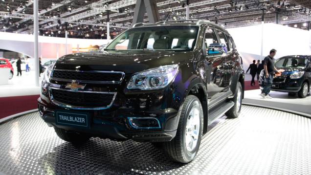 Com espaço para sete pessoas, o modelo conta com detalhes externos cromados | <a href="https://preprod.quatrorodas.abril.com.br/salao-do-automovel/2012/carros/s10-grand-blazer-704027.shtml" rel="migration">Leia mais</a> Com espaço para sete pessoas, o modelo conta com detalhes externos cromados | <a href="https://preprod.quatrorodas.abril.com.br/salao-do-automovel/2012/carros/s10-grand-blazer-704027.shtml" rel="migration">Leia mais</a>
