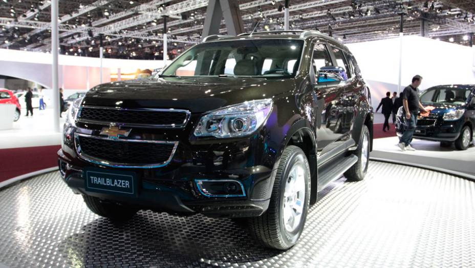 Com espa&ccedil;o para sete pessoas, o modelo conta com detalhes externos cromados | <a href="https://preprod.quatrorodas.abril.com.br/salao-do-automovel/2012/carros/s10-grand-blazer-704027.shtml" rel="migration">Leia mais</a>