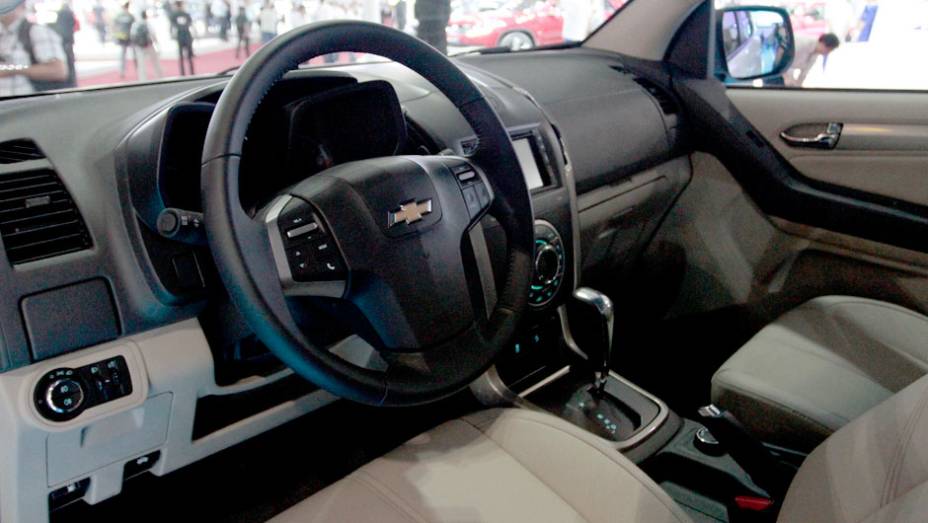 A tela LCD &eacute; opcional | <a href="https://preprod.quatrorodas.abril.com.br/salao-do-automovel/2012/carros/s10-grand-blazer-704027.shtml" rel="migration">Leia mais</a>