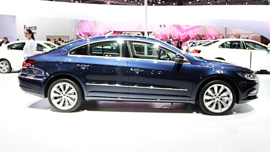 A marca quer que o CC (de Comfort Coup&eacute;) fa&ccedil;a frente ao Mercedes-Benz CLS, Audi A7 e ao nov&iacute;ssimo BMW S&eacute;rie 6 Gran Coup&eacute; | <a href="https://preprod.quatrorodas.abril.com.br/salao-do-automovel/2012/carros/cc-703952.shtml" rel="migration">Leia mais</a>