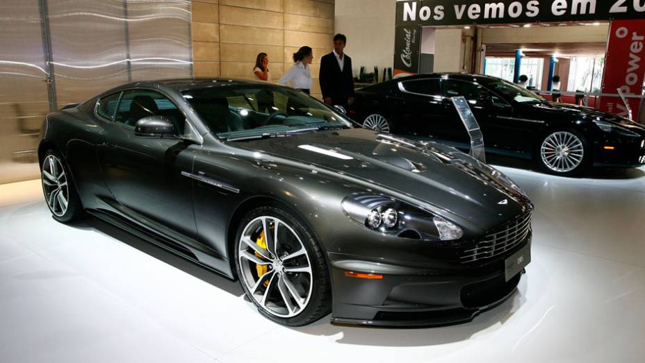 Modelo possui mesma cor e configuração que o utilizado por James Bond <a href="https://preprod.quatrorodas.abril.com.br/salao-do-automovel/2012/carros/aston-martin-dbs-710833.shtml" rel="migration">Leia mais</a>