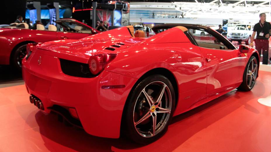 Potência gerada pela 458 é de 570 cavalos <a href="https://preprod.quatrorodas.abril.com.br/salao-do-automovel/2012/carros/458-spider-710167.shtml" rel="migration">Leia mais</a>