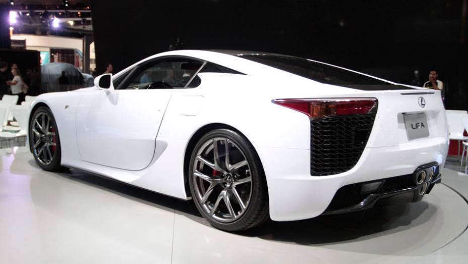 Esportivo é movido por um V10 4.8 aspirado de 560 cv <a href="https://preprod.quatrorodas.abril.com.br/salao-do-automovel/2012/carros/lexus-lfa-703969.shtml" rel="migration">Leia mais</a>