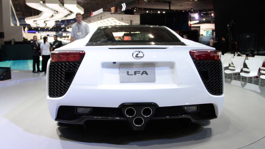 LFA acelera de 0 a 100 km/h em 3,6 segundos <a href="https://preprod.quatrorodas.abril.com.br/salao-do-automovel/2012/carros/lexus-lfa-703969.shtml" rel="migration">Leia mais</a>