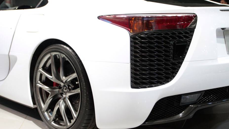 Velocidade m&aacute;xima &eacute; de 325 km/h <a href="https://preprod.quatrorodas.abril.com.br/salao-do-automovel/2012/carros/lexus-lfa-703969.shtml" rel="migration">Leia mais</a>