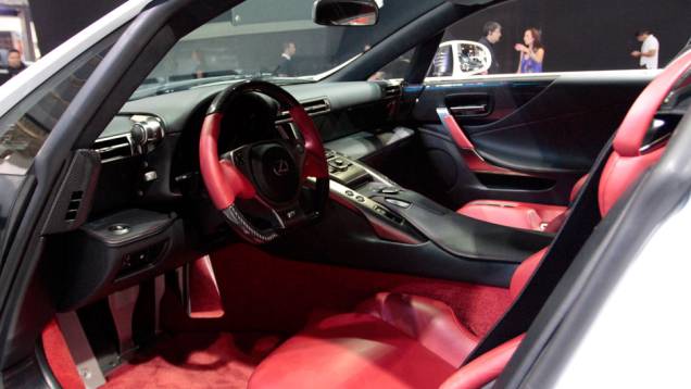 Sua carroceria é de fibra de carbono <a href="https://preprod.quatrorodas.abril.com.br/salao-do-automovel/2012/carros/lexus-lfa-703969.shtml" rel="migration">Leia mais</a> Sua carroceria é de fibra de carbono <a href="https://preprod.quatrorodas.abril.com.br/salao-do-automovel/2012/carros/lexus-lfa-703969.shtml" rel="migration">Leia mais</a>