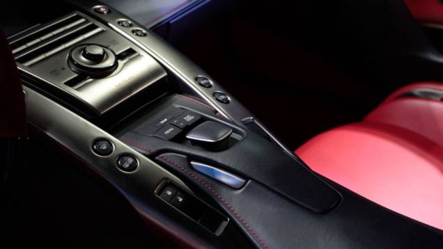 Peso do modelo é de 1.580 kg <a href="https://preprod.quatrorodas.abril.com.br/salao-do-automovel/2012/carros/lexus-lfa-703969.shtml" rel="migration">Leia mais</a> Peso do modelo é de 1.580 kg <a href="https://preprod.quatrorodas.abril.com.br/salao-do-automovel/2012/carros/lexus-lfa-703969.shtml" rel="migration">Leia mais</a>