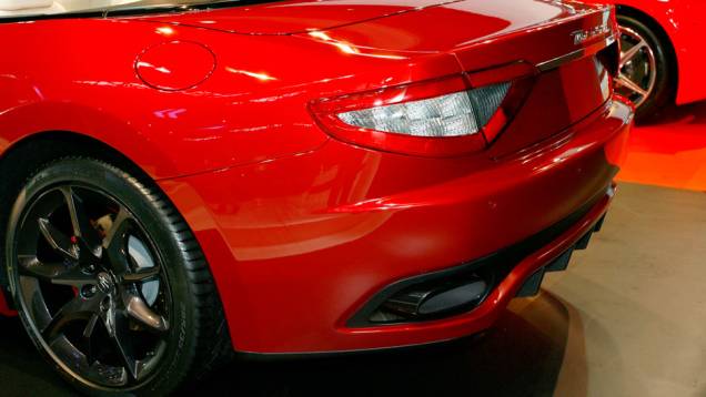 Sua velocidade máxima é de 285 km/h e a aceleração de 0 a 100 km/h se dá em 5s2 | <a href="https://preprod.quatrorodas.abril.com.br/salao-do-automovel/2012/carros/grancabrio-sport-710165.shtml" rel="migration">Leia mais</a> Sua velocidade máxima é de 285 km/h e a aceleração de 0 a 100 km/h se dá em 5s2 | <a href="https://preprod.quatrorodas.abril.com.br/salao-do-automovel/2012/carros/grancabrio-sport-710165.shtml" rel="migration">Leia mais</a>
