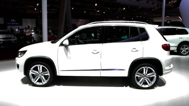 A nova versão traz o mesmo motor 2.0 TSI presente na opção "convencional" do utilitário esportivo, que rende 200 cv | <a href="%20https://preprod.quatrorodas.abril.com.br/salao-do-automovel/2012/carros/tiguan-r-line-710810.shtml" rel="migration">Leia mais</a> A nova versão traz o mesmo motor 2.0 TSI presente na opção "convencional" do utilitário esportivo, que rende 200 cv | <a href="%20https://preprod.quatrorodas.abril.com.br/salao-do-automovel/2012/carros/tiguan-r-line-710810.shtml" rel="migration">Leia mais</a>