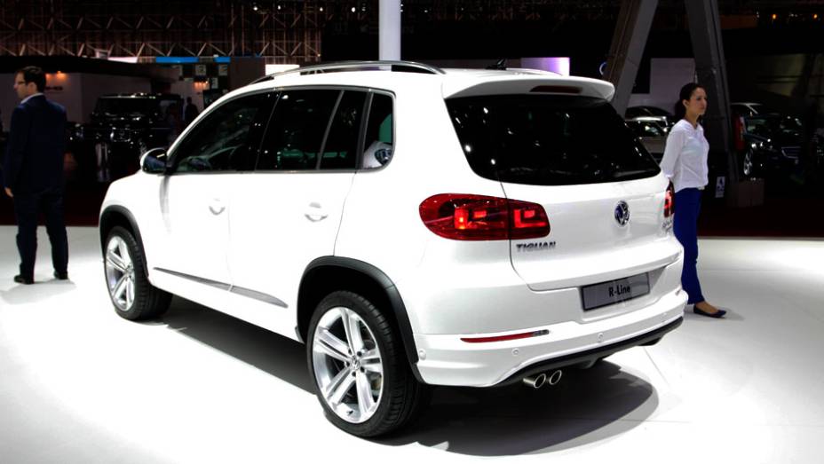 As diferenças estão mesmo no visual | <a href="https://preprod.quatrorodas.abril.com.br/salao-do-automovel/2012/carros/tiguan-r-line-710810.shtml" rel="migration">Leia mais</a>