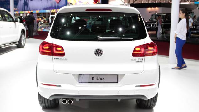 ... spoiler traseiro exclusivo, difusor traseiro em preto texturizado... | <a href="https://preprod.quatrorodas.abril.com.br/salao-do-automovel/2012/carros/tiguan-r-line-710810.shtml" rel="migration">Leia mais</a> ... spoiler traseiro exclusivo, difusor traseiro em preto texturizado... | <a href="https://preprod.quatrorodas.abril.com.br/salao-do-automovel/2012/carros/tiguan-r-line-710810.shtml" rel="migration">Leia mais</a>