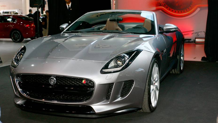 Recém-lançado no Salão de Paris, o F-Type também pinta em São Paulo| <a href="https://preprod.quatrorodas.abril.com.br/salao-do-automovel/2012/carros/f-type-704041.shtml" rel="migration">Leia mais</a>