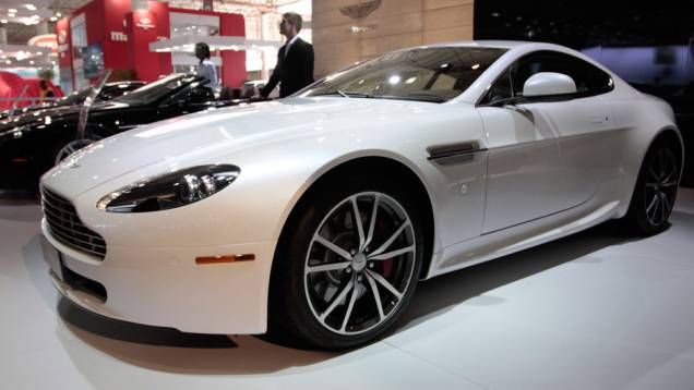 Modelo é equipado com motor 4,7 litros V8 <a href="https://preprod.quatrorodas.abril.com.br/salao-do-automovel/2012/carros/vantage-v8-710809.shtml" rel="migration">Leia mais</a> Modelo é equipado com motor 4,7 litros V8 <a href="https://preprod.quatrorodas.abril.com.br/salao-do-automovel/2012/carros/vantage-v8-710809.shtml" rel="migration">Leia mais</a>