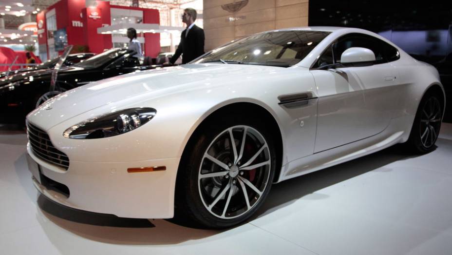 Modelo &eacute; equipado com motor 4,7 litros V8 <a href="https://preprod.quatrorodas.abril.com.br/salao-do-automovel/2012/carros/vantage-v8-710809.shtml" rel="migration">Leia mais</a>