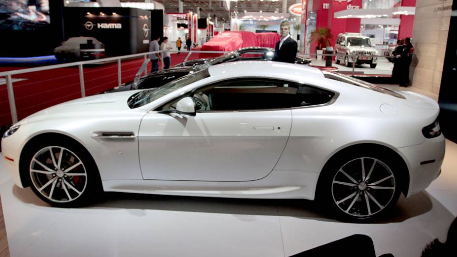 Ele desenvolve 420 cavalos de pot&ecirc;ncia <a href="https://preprod.quatrorodas.abril.com.br/salao-do-automovel/2012/carros/vantage-v8-710809.shtml" rel="migration">Leia mais</a>