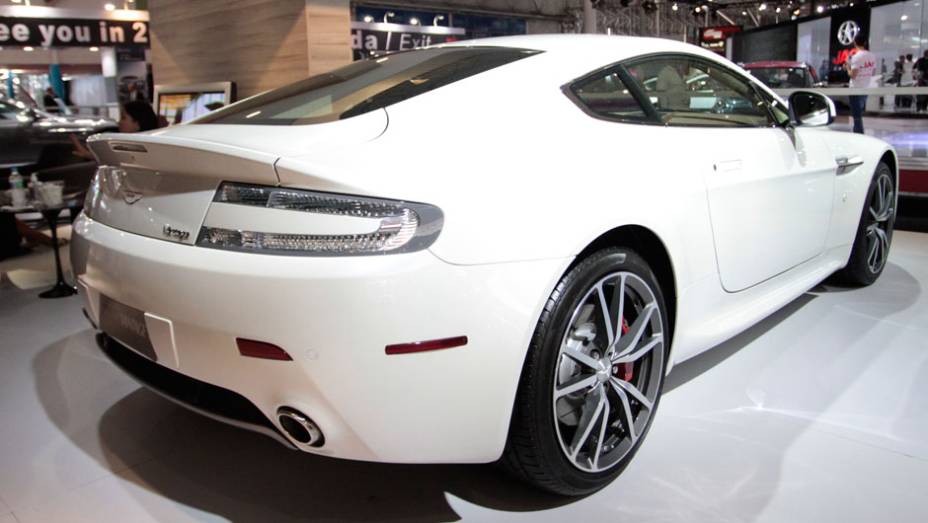Modelo agora oferece duas op&ccedil;&otilde;es de transmiss&atilde;o <a href="https://preprod.quatrorodas.abril.com.br/salao-do-automovel/2012/carros/vantage-v8-710809.shtml" rel="migration">Leia mais</a>