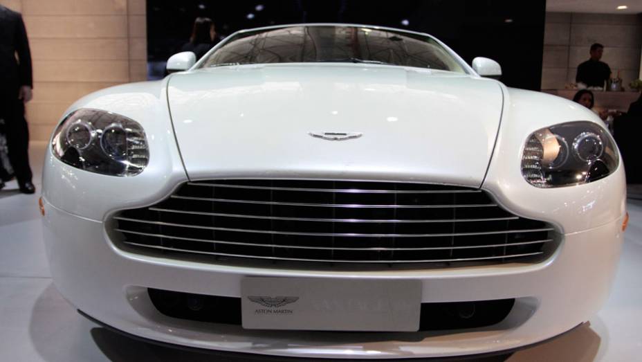 C&acirc;mbio de seis velocidades pode ser manual ou automatizado <a href="https://preprod.quatrorodas.abril.com.br/salao-do-automovel/2012/carros/vantage-v8-710809.shtml" rel="migration">Leia mais</a>