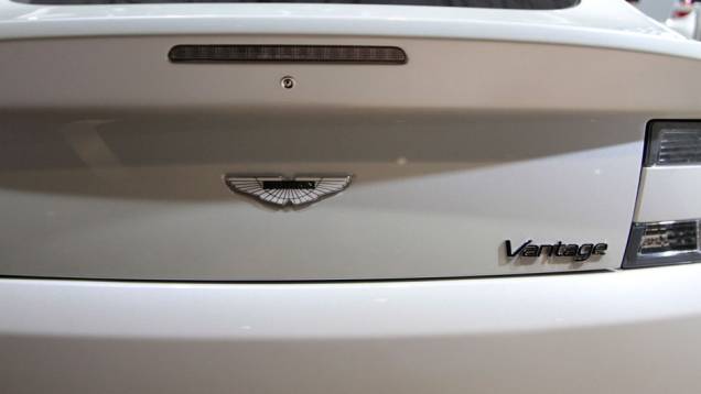 Câmbio de sete velocidades foi descontinuado <a href="https://preprod.quatrorodas.abril.com.br/salao-do-automovel/2012/carros/vantage-v8-710809.shtml" rel="migration">Leia mais</a> Câmbio de sete velocidades foi descontinuado <a href="https://preprod.quatrorodas.abril.com.br/salao-do-automovel/2012/carros/vantage-v8-710809.shtml" rel="migration">Leia mais</a>