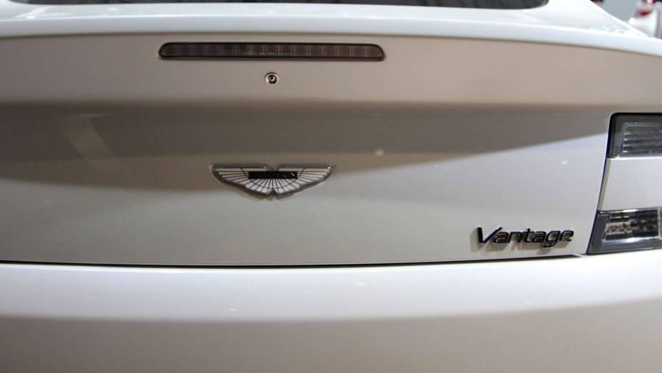 C&acirc;mbio de sete velocidades foi descontinuado <a href="https://preprod.quatrorodas.abril.com.br/salao-do-automovel/2012/carros/vantage-v8-710809.shtml" rel="migration">Leia mais</a>