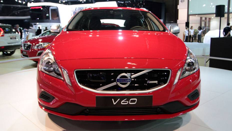 O Volvo V60 chegou ao evento como uma das principais novidades da marca no mercado brasileiro | <a href="https://preprod.quatrorodas.abril.com.br/salao-do-automovel/2012/carros/v60-709515.shtml" rel="migration">Leia mais</a>