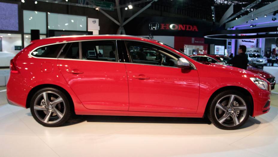O V60 chega em tr&ecirc;s vers&otilde;es diferentes: T5 Comfort, T5 Dynamic e T6 AWD | <a href="https://preprod.quatrorodas.abril.com.br/salao-do-automovel/2012/carros/v60-709515.shtml" rel="migration">Leia mais</a>