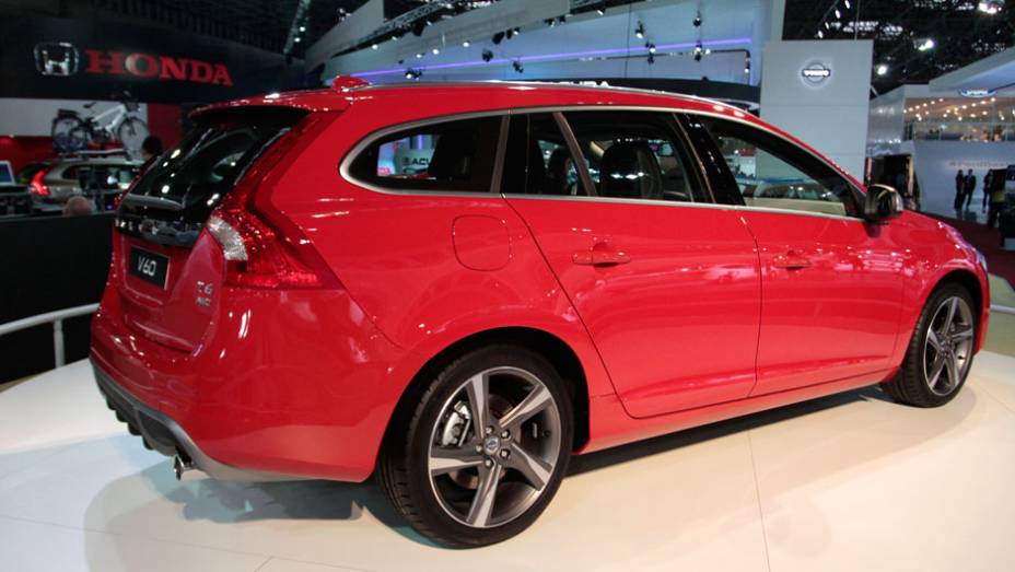 Os motores dispon&iacute;veis s&atilde;o o 2.0 turbo, de 240 cv (com c&acirc;mbio automatizado de dupla embreagem), e o 3.0 turbo, de 304 cv (com c&acirc;mbio autom&aacute;tico de seis velocidades) | <a href="https://preprod.quatrorodas.abril.com.br/salao-do-automovel/2012/carros/v60-709515.shtml" rel="migration"></a>