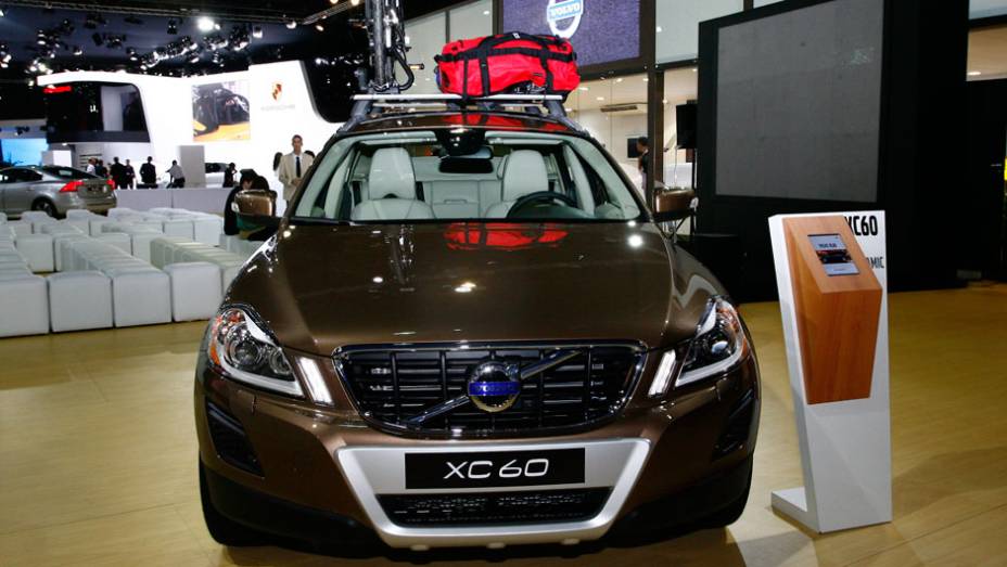 A linha 2013 do modelo n&atilde;o traz grandes mudan&ccedil;as, mas ser&aacute; oferecida em cinco vers&otilde;es | <a href="https://preprod.quatrorodas.abril.com.br/salao-do-automovel/2012/carros/xc60-710170.shtml" rel="migration">Leia mais</a>