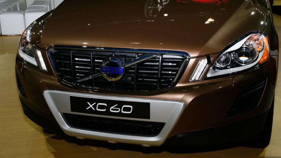 Duas op&ccedil;&otilde;es de motoriza&ccedil;&atilde;o est&atilde;o dispon&iacute;veis: a 2.0 turbo, que entrega 240 cavalos de pot&ecirc;ncia, e a 3.0 turbo, de 304 cv | <a href="https://preprod.quatrorodas.abril.com.br/salao-do-automovel/2012/carros/xc60-710170.shtml" rel="migration">Leia mais</a>