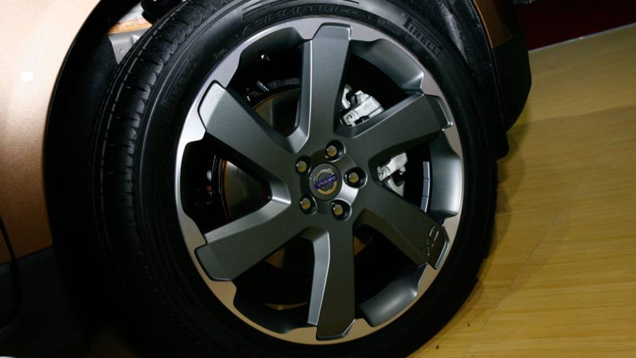 A vers&atilde;o mais cara do SUV &eacute; a T6 R-Design, valendo R$ 234 900| <a href="https://preprod.quatrorodas.abril.com.br/salao-do-automovel/2012/carros/xc60-710170.shtml" rel="migration">Leia mais</a>
