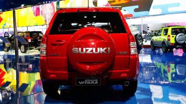 Há versões com transmissão manual ou automática, assim como opções de tração 4 x 2 ou 4 x 4 | <a href="https://preprod.quatrorodas.abril.com.br/salao-do-automovel/2012/carros/grand-vitara-703984.shtml" rel="migration">Leia mais</a> Há versões com transmissão manual ou automática, assim como opções de tração 4 x 2 ou 4 x 4 | <a href="https://preprod.quatrorodas.abril.com.br/salao-do-automovel/2012/carros/grand-vitara-703984.shtml" rel="migration">Leia mais</a>