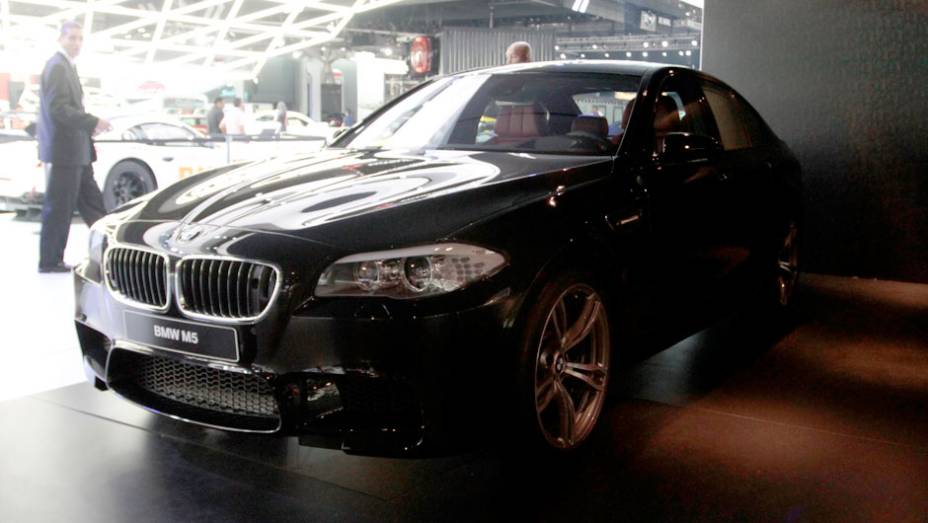 Um sed&atilde; de luxo com uma configura&ccedil;&atilde;o de motor e suspens&otilde;es que &eacute; digna de carros de competi&ccedil;&atilde;o | <a href="https://preprod.quatrorodas.abril.com.br/salao-do-automovel/2012/carros/m5-710905.shtml" rel="migration">Leia mais</a>